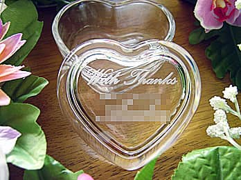 「With thanks、先生の名前」を蓋に彫刻した、卒業生から担任の先生へのプレゼント用のガラス製小物入れ
