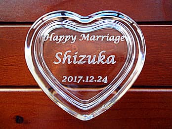 「Happy Marriage、新婦の名前、結婚式の日付」を蓋に彫刻した、結婚祝い用のガラス製小物入れ