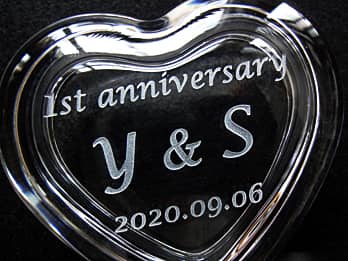 「1st anniversary、旦那様と奥さまのイニシャル、日付」を蓋に彫刻した、奥様への結婚記念日のプレゼント用のガラス製アクセサリーケース