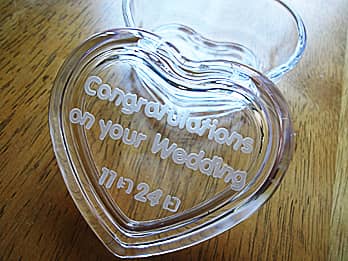 結婚祝い用のガラス製アクセサリーケース（Congratulations on your wedding、結婚式の日付を蓋に彫刻）
