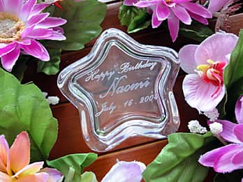 「Happy birthday、奥さまの名前、誕生日の日付」を蓋に彫刻した、奥さまへの誕生日プレゼント用のガラス製小物入れ