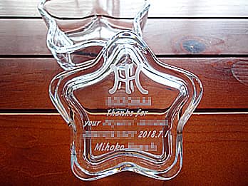 「会社のマーク、表彰内容、受賞者名」を蓋に彫刻した、表彰記念品用のガラス製アクセサリーケース