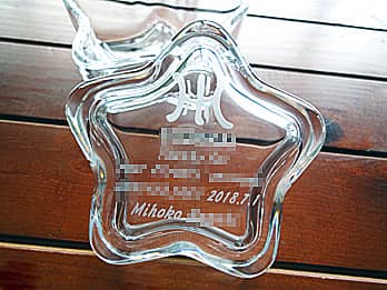 「ロゴマーク、○○賞、受賞者名」を蓋に彫刻した、社内レクリエーションの賞品用のガラス製小物入れ