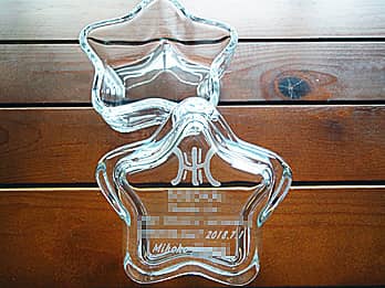 「Congratulations、名前、会社のロゴマーク」を彫刻した、就任祝い用のガラス製小物入れ