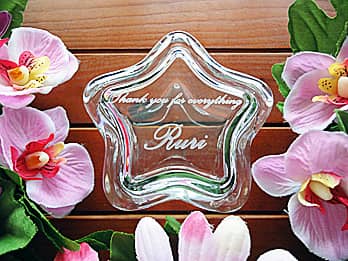 「Thank you for everything、奥さまの名前」を蓋に彫刻した、奥さまへのホワイトデーのプレゼント用のガラス製アクセサリーケース