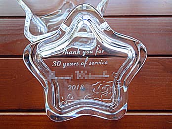 「Thank you for 30 years of service、名前、日付」を蓋に彫刻した、永年勤続表彰の記念品用のガラス製アクセサリーケース