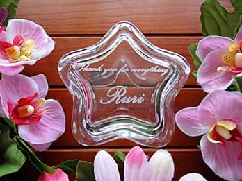「Thank you for everything、退職する方の名前」を蓋に彫刻した、定年退職のプレゼント用のガラス製小物入れ