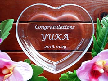 「Congratulations、新婦の名前、結婚式の日付」を彫刻した、結婚祝い用のガラス製アクセサリーケース