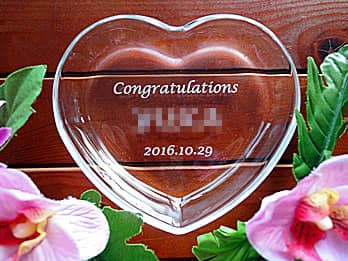 「Congratulations、お贈りする相手の名前」を彫刻した、就任祝いのプレゼント用のガラス製アクセサリーケース