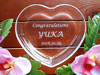 「Congratulations、名前、日付」を彫刻した、入学祝いのプレゼント用のガラス製小物入れ