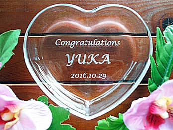 「Congratulations、新婦の名前、日付」を彫刻した、結婚祝い用のガラス製アクセサリーケース