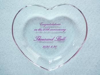 「Congratulations on the 20th anniversary、店名、日付」を彫刻した、周年祝い用のガラス製小物入れ