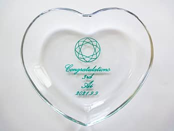 「ダイヤのイラスト、Congratulations 3rd 、奥様の名前、結婚記念日の日付」を彫刻した、奥様への結婚記念日のプレゼント用のガラス製小物入れ