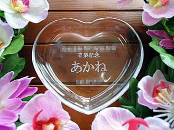 「○○卒業記念、卒業生の名前」を彫刻した、卒業記念品用のガラス製小物入れ