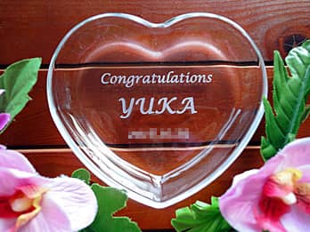 「Congratulations、イベント名、受賞者名」を彫刻した、賞品用のガラス製小物入れ