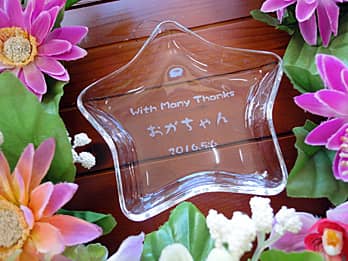 「With many thanks、名前、日付」を彫刻した、退職する方へのプレゼント用のガラス製小物入れ