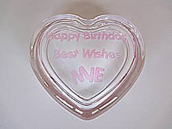 「Happy birthday、名前」を彫刻した、娘さんへの誕生日プレゼント用のガラス製小物入れ