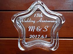 「15th wedding anniversary、旦那様と奥さまのイニシャル」を彫刻した、旦那様への結婚記念日の贈り物用のガラス製小物入れ