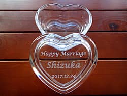 「Happy marriage、新婦の名前、日付」を蓋に彫刻した、結婚祝い用のガラス製アクセサリーケース