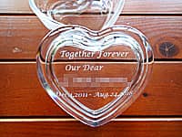 「Together forever、退職する方の名前」を蓋に彫刻した、退職プレゼント用のガラス製アクセサリーケース