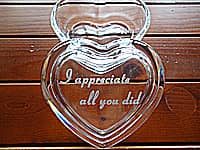 「I appreciate all you did」を蓋に彫刻した、退職プレゼント用のガラス製アクセサリーケース