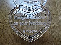 結婚祝い用のガラス製小物入れ（Congratulations on your weddingをガラス製小物入れの蓋に彫刻）