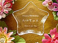 「Happy birthday、名前、誕生日」を彫刻した、彼への誕生日プレゼント用の小物入れ