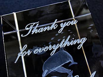 同窓会で恩師へ贈る3Dアートグラス側面に彫刻した、感謝を込めたメッセージ（Thank you for everything）のクローズアップ画像