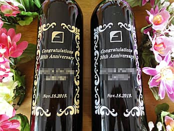 「Congratulations 30th anniversary、会社名、日付」をボトル側面に彫刻した、周年祝い用のワイン