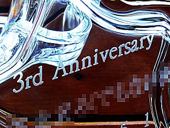 周年祝い用のガラス製小物入れに彫刻した、「3rd Anniversary」の文字のクローズアップ画像