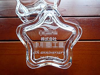 「会社名とロゴマーク、4th anniversary、日付」を蓋に彫刻した、創立記念品用のガラス製小物入れ