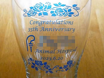 「動物病院のロゴマーク」と「Congratulations 35th anniversary」を側面に彫刻した、動物病院の周年祝い用のガラス花瓶