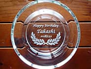「Happy birthday、彼氏の名前」を底面に彫刻した、彼氏への誕生日プレゼント用のガラス製灰皿
