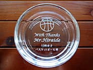 「バスケットボールのイラスト」「With thanks、先生の名前」を彫刻した、卒業生から部活の先生へのプレゼント用の灰皿