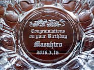 「Congratulations on your birthday、名前、日付」を底面に彫刻した、バースデープレゼント用のガラス製灰皿