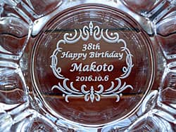 「38th happy birthday、旦那様の名前」を底面に彫刻した、旦那様への誕生日プレゼント用の灰皿