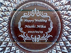 「Happy wedding、新郎と新婦の名前、日付」を底面に彫刻した、友達への結婚祝い用の灰皿