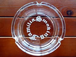 店名を底面に彫刻した開店祝い用のガラス製灰皿