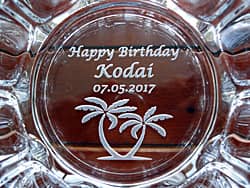 「Happy birthday、彼氏の名前、ヤシの木のイラスト」を底面に彫刻した、彼氏への誕生日プレゼント用のガラス製灰皿