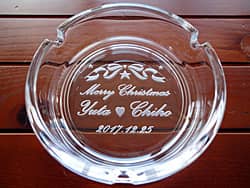 「Merry Christmas、カップルの名前」を彫刻した、彼氏へのクリスマスプレゼント用の灰皿