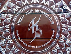 「Happy 37th birthday、名前、イラスト」を底面に彫刻した、誕生日プレゼント用の灰皿
