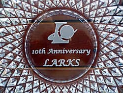 「お店のマーク」「10th anniversary、店名」を底面に彫刻した、お店の周年祝い用のガラス製灰皿