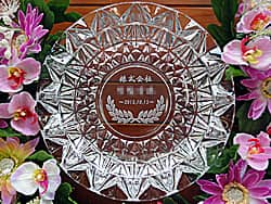 「株式会社○○、日付」を底面に彫刻した、お取引先への周年祝いの贈り物用のガラス製灰皿