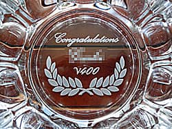 「Congratulations、受賞者名」を彫刻した、スポーツクラブの表彰記念品用の灰皿