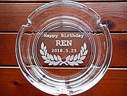 「Happy birthday、名前」を底面に彫刻した、友人への誕生日プレゼント用の灰皿