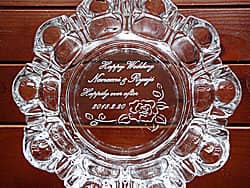「Happy wedding、新郎新婦の名前、挙式日」を底面に彫刻した、結婚祝い用の灰皿