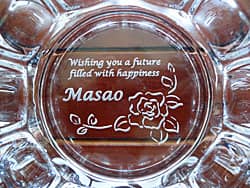 「Wishing you a future filled with happiness」を底面に彫刻した、彼氏への誕生日プレゼント用の灰皿