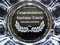 「Congratulations、名前、Associate professor」を彫刻した、准教授就任用の灰皿