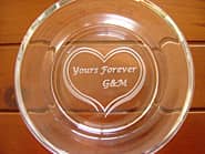 「Yours forever、旦那様と奥さまのイニシャル」を底面に彫刻した、旦那様への結婚記念日の贈り物用のガラス製灰皿