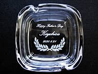 父の日のプレゼント用のガラス製灰皿（Happy Father's Day、お父さんの名前、父の日の日付を底面に彫刻）